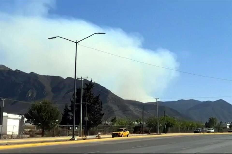 El humo del incendio, que se levantaba por encima de la parte sur de Zapalinamé, era visible prácticamente desde cualquier punto de la zona conurbada de Saltillo, Arteaga y Ramos Arizpe.