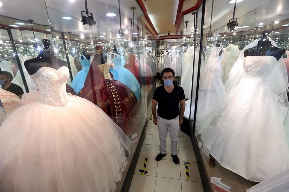 Negocios en República de Chile que llevaban más de 50 años en el mercado de vestidos de novia quebraron y ahora rematan vestidos, traspasan comercios o resisten con préstamos.