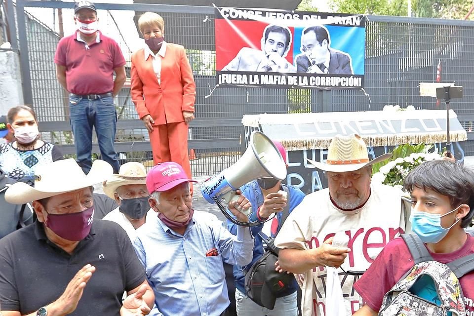 Con la exhibición de un ataúd y mantas que amenazan al presidente del INE, Lorenzo Córdova, y al consejero Ciro Murayama, Salgado mantiene un plantón afuera del Instituto.