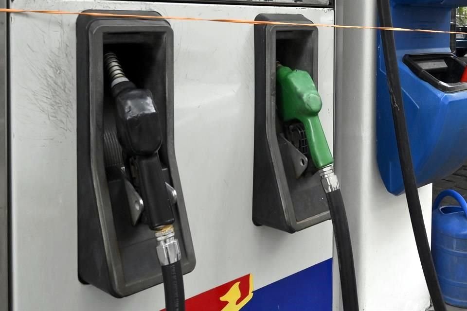 El alza en los precios del crudo este año ha propiciado que consumidores paguen más por la gasolina.