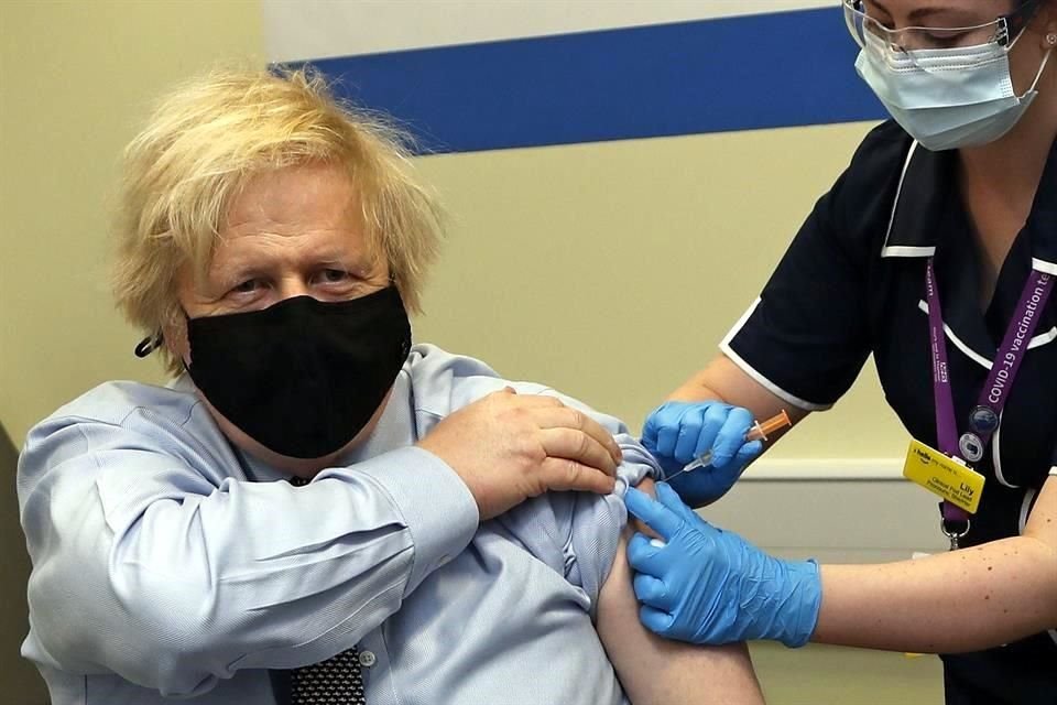 El Primer Ministro Boris Johnson al recibir la primera dosis de la vacuna contra Covid-19 en marzo pasado.