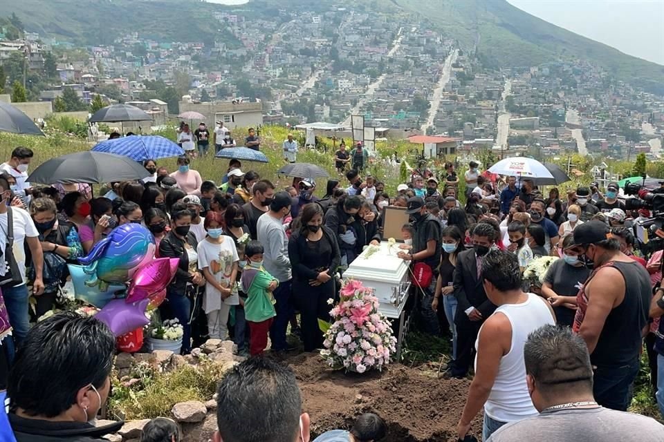 La pequeña Mia Mayrin, de tres años, quien murió tras el deslave del Chiquihuite fue sepultada en el panteón civil de Lázaro Cárdenas.