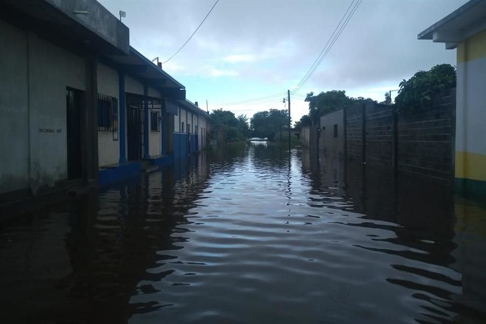 Habitantes de San Mateo del Mar, en Oaxaca, acusaron que llevan más de 3 días inundados por lluvias y no han recibido ayuda de autoridades.