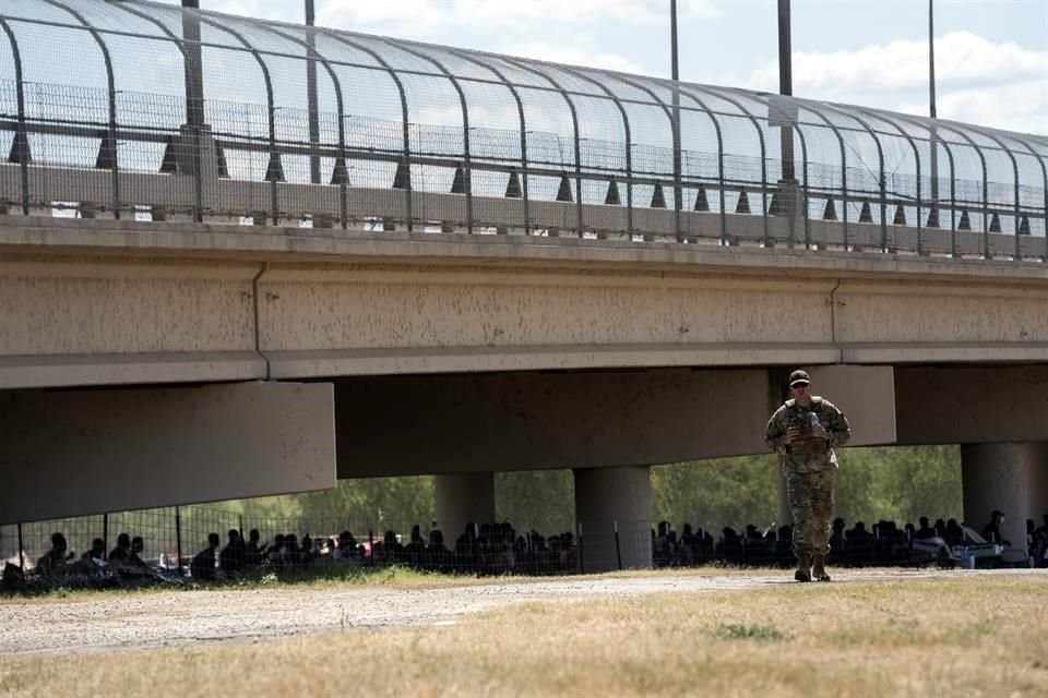 Los migrantes estaban bajo custodia de la Patrulla Fronteriza en un campamento improvisado debajo del puente internacional de Del Río, Texas.