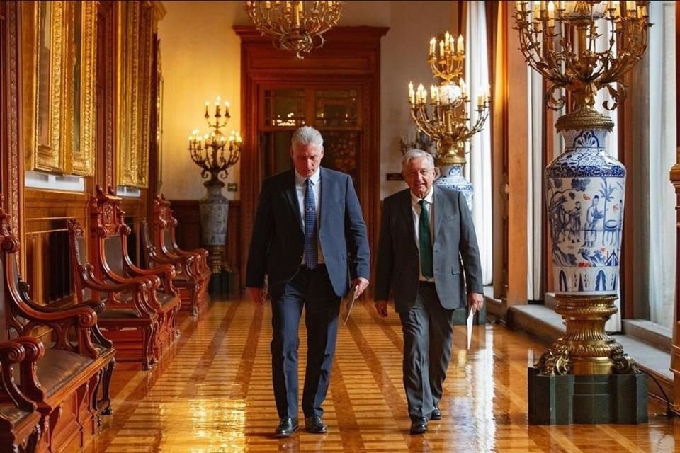 Miguel Díaz-Canel (izq.), Presidente de Cuba, sostuvo una reunión bilateral con el Presidente Andrés Manuel López Obrador (der.).