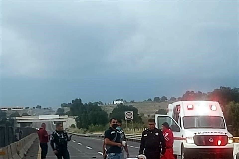 Tres personas fallecieron durante un accidente automovilístico en el Circuito Exterior Mexiquense a la altura del municipio de Chicoloapan.