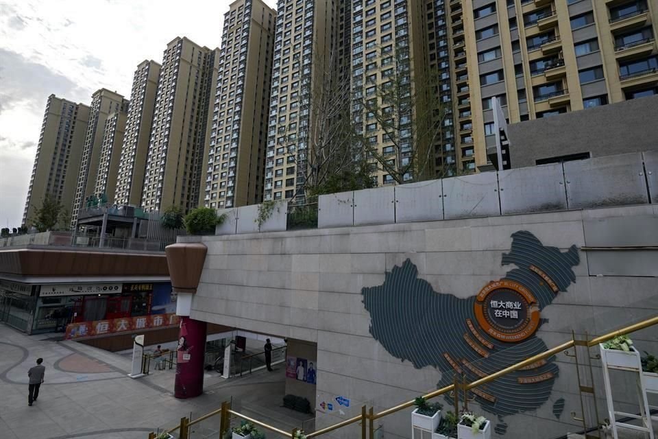 China Evergrande Group, uno de los mayores desarrolladores inmobilarios de China, lucha por evitar un incumplimiento en el pago de su deuda.