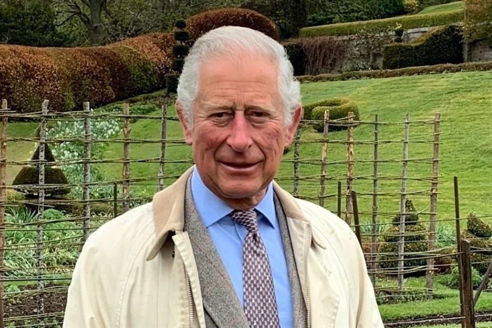 El director de la fundación del Príncipe Carlos, Douglas Connell, dimitió a su cargo por investigaciones en su contra.