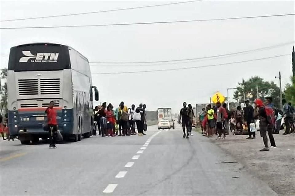 Una caravana de 15 autobuses llena de haitianos fue frenada por la Guardia Nacional y el INM en Las Norias, Tamaulipas.