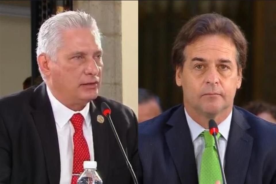 Los Presidentes Miguel Díaz-Canel y Luis Lacalle intercambian palabras en la Cumbre de la Celac en Palacio Nacional.