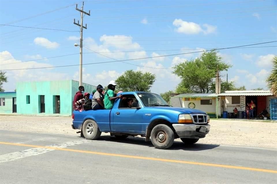 Habitantes de la zona se han prestado para dar 'aventón' a los haitianos.
