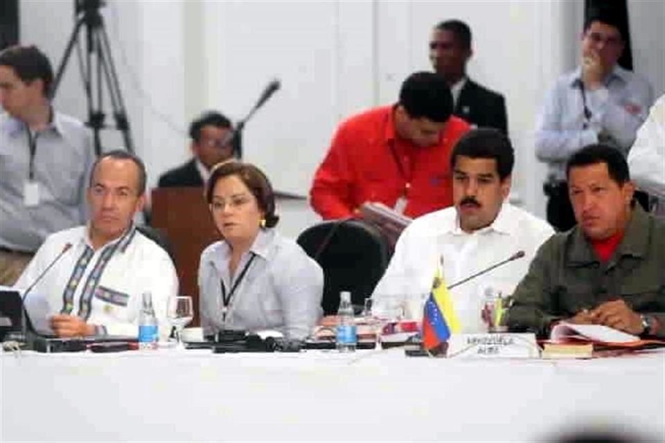 Calderón en cumbre de países latinoamericanos en diciembre de 2008 junto a Hugo Chávez y Maduro, entonces Canciller.