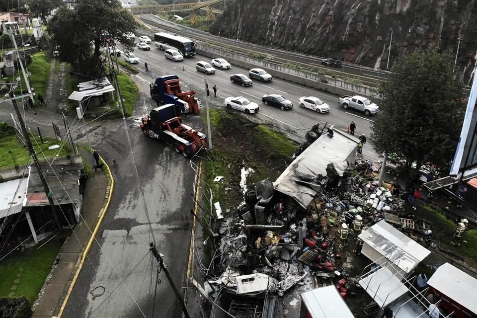De acuerdo con reportes preliminares, el tráiler siniestrado  transportaba abarrotes, el conductor presuntamente perdió el control mientras circulaba con dirección a Toluca.