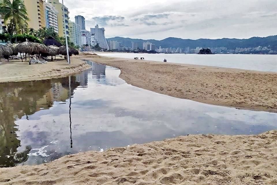 El problema de las aguas residuales ha sido un problema recurrente en Acapulco que anteriores alcaldes tampoco han logrado resolver.
