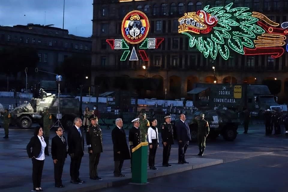 El Presidente encabezó en el Zócalo la ceremonia de izamiento de bandera a media asta en homenaje a las víctimas de los sismos de 1985 y 2017.