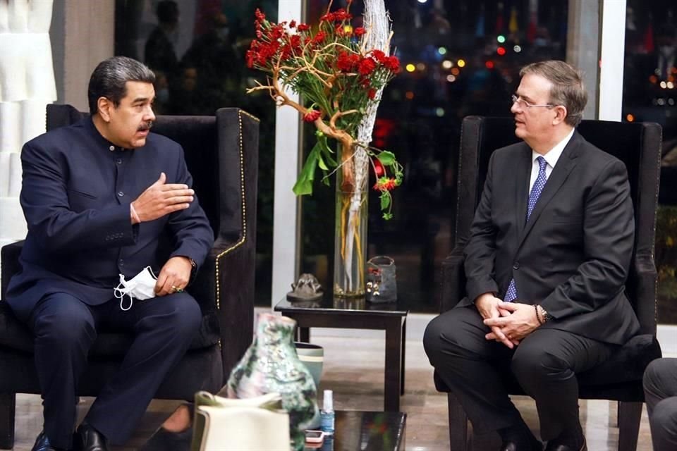 El Presidente de Venezuela, Nicolás Maduro, con el Canciller mexicano, Marcelo Ebrard.