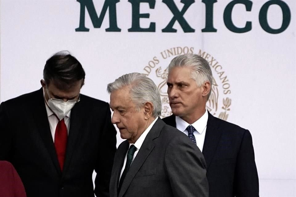El Presidente cubano, Miguel Díaz-Canel, detrás de su homólogo mexicano, Andrés Manuel López Obrador.