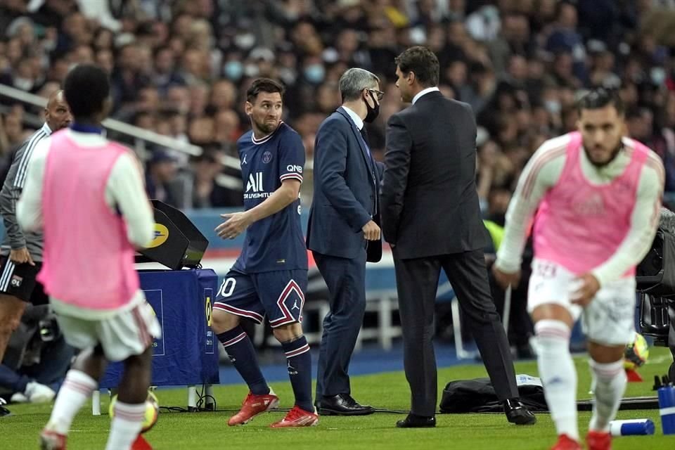 Lionel Messi intercambió algunas palabras con su entrenador al momento de salir.