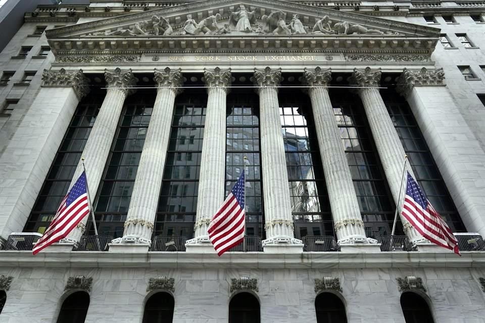 En la Bolsa de Nueva York, los tres principales índices accionarios caían alrededor de 2 por ciento; el Nasdaq lideraba las pérdidas cerca de la media jornada.
