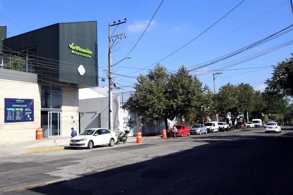 Fila de automovilistas que esperaban su turno para entrar a la verificación vehicular en Avenida Enrique Díaz de León, entre Mar Rojo y Calvillo. La imagen fue tomada a las 10:23 horas de ayer.