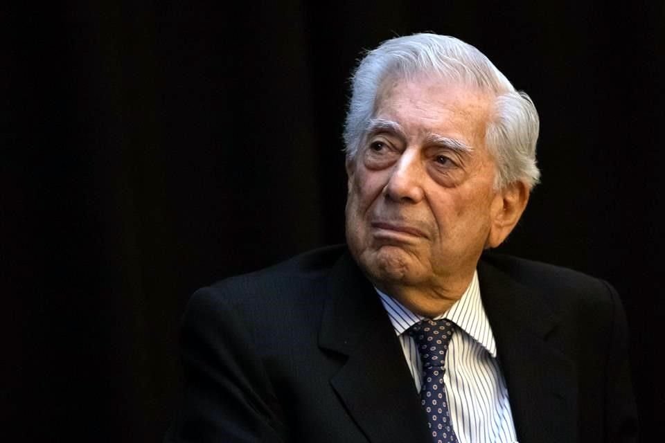 El escritor Mario Vargas Llosa afirmó que el Presidente de una nación no debe exhibirse todos los días ni atacar a periodistas como lo hace AMLO en conferencias.