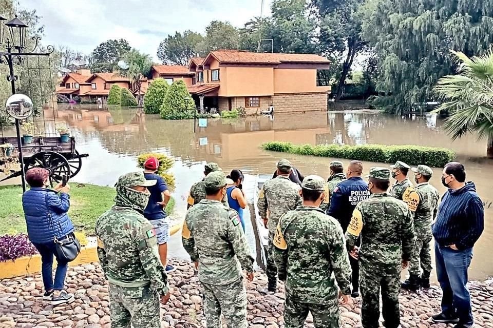 En las brigadas de apoyo a los habitantes de Tequisquiapan el Ejército, Protección Civil de Querétaro y elementos de la Policía estatal estuvieron presentes.