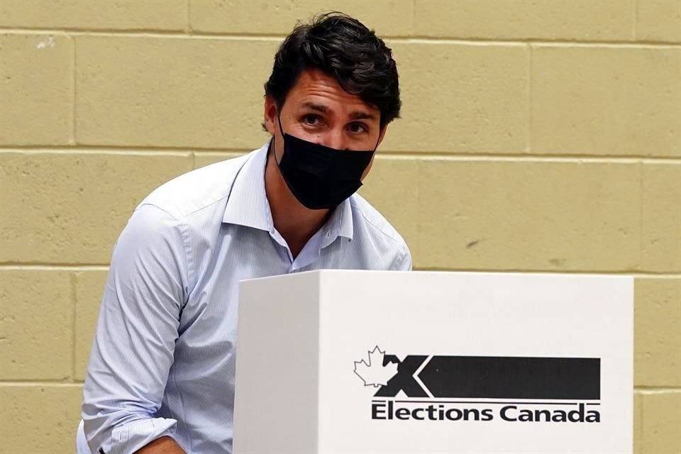 Justin Trudeau al emitir su voto en Montreal.