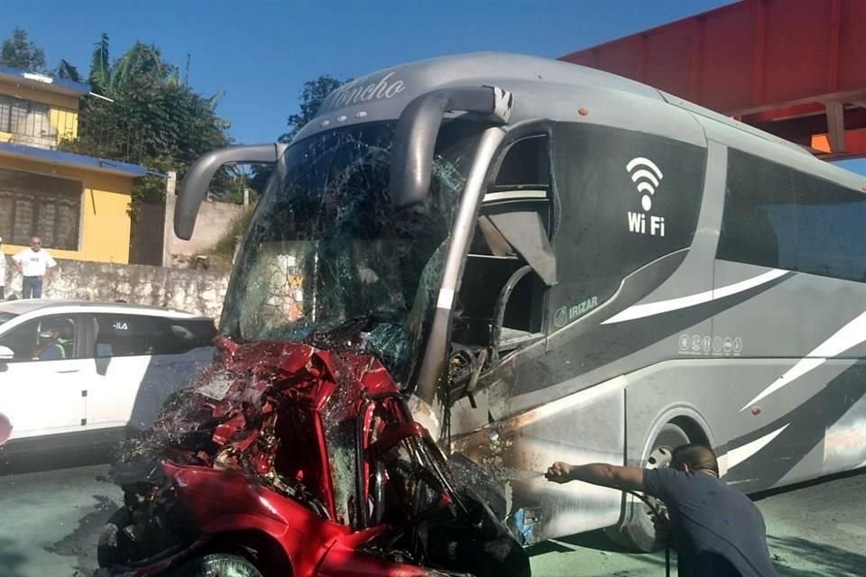 El primer impacto que causó la carambola lo provocó el autobús de turismo, el cual presuntamente se quedó sin frenos.