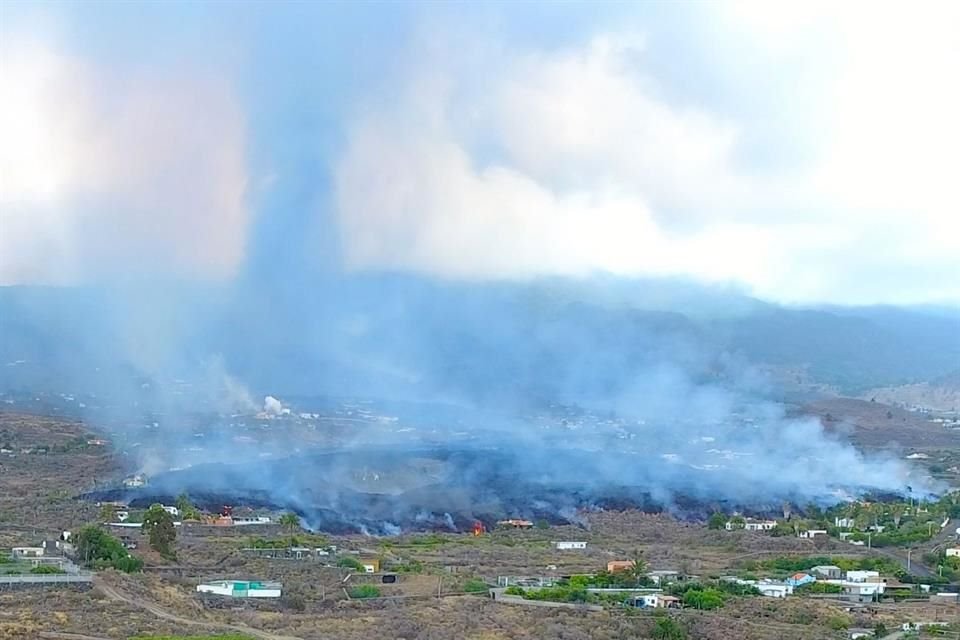 Una columna de humo avanza en Los Llanos de Aridane, en La Palma.