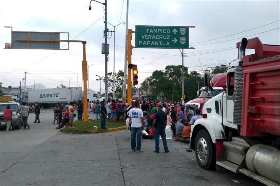 Los ciudadanos afectados bloquearon desde el lunes el puente Cazones 1 y esta mañana hicieron lo mismo con el Cazones 2, que conectan a Poza Rica y Tihuatlán.