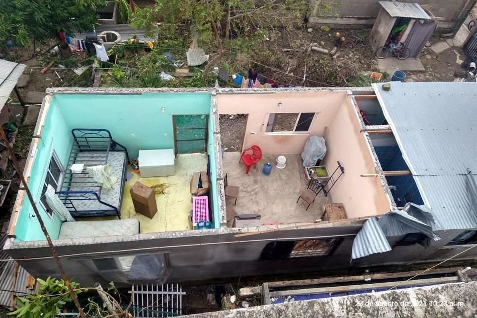 Carlos Alberto Juárez García, un guía turístico de 33 años tiene su casa sin techo en Tecolutla.