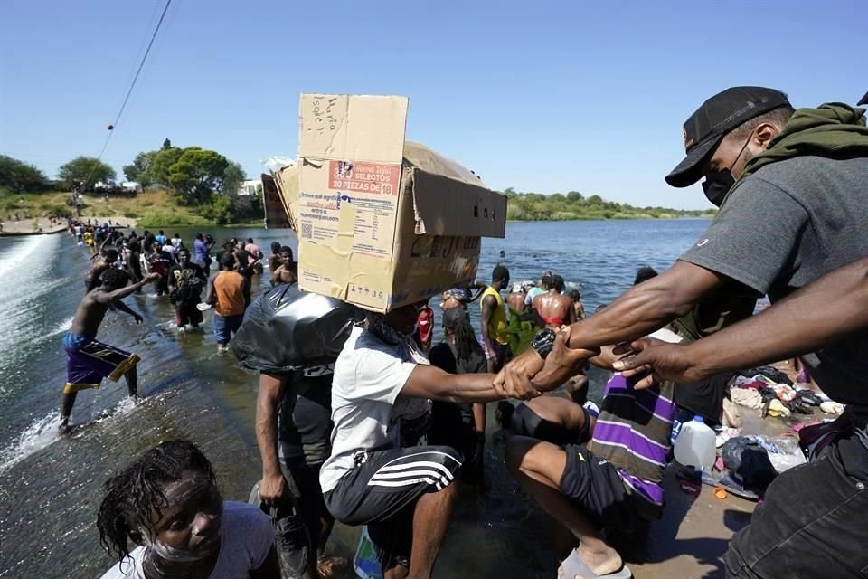 Migrantes haitianos cruzan hacia Estados Unidos.