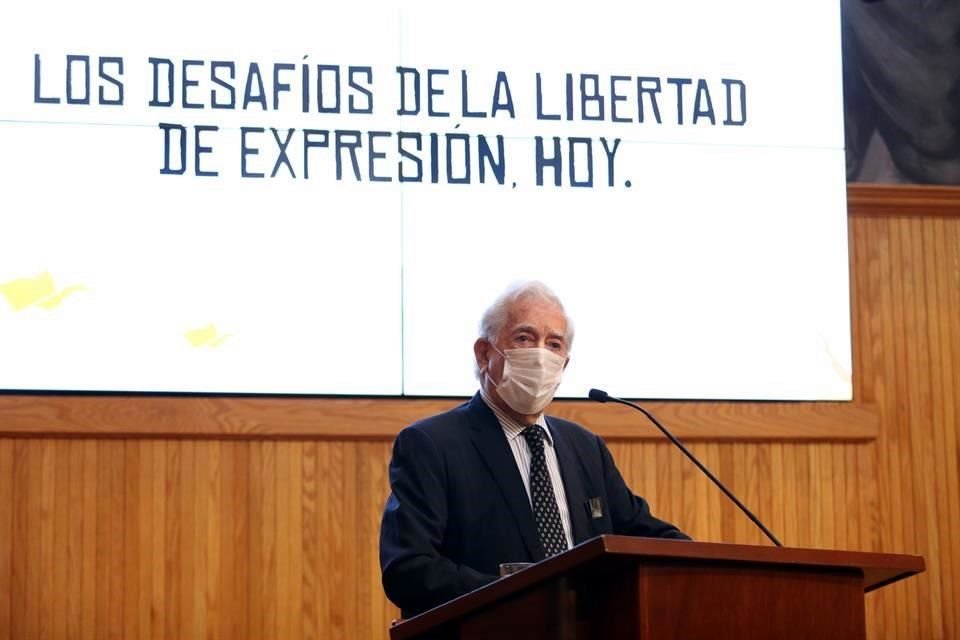 Esta mañana, el autor peruano inauguró el foro 'Los desafíos de la libertad de expresión, hoy', en el Paraninfo Enrique Díaz de León.