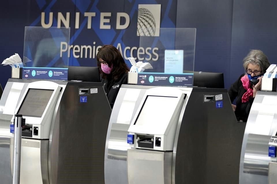 A partir del próximo martes, United Airlines comenzará con el proceso de despido de los empleados que no estén vacunados y no hayan solicitado exención.