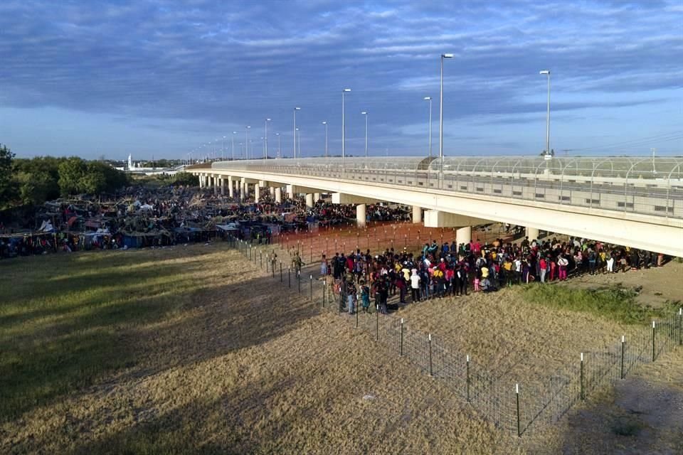 Los migrantes han estado en un campamento improvisado bajo un puente internacional.