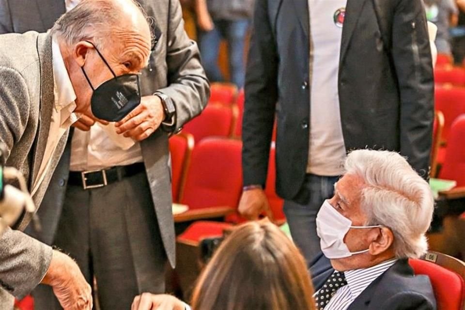 Enrique Krauze (Izq.) dialoga con Mario Vargas Llosa (der.) en el foro 'Los Desafíos de la Libertad de Expresión, Hoy'.
