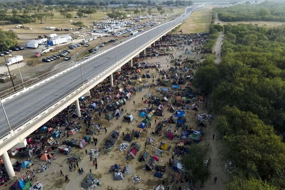 Cerca de 14 mil migrantes, la mayoría haitianos, llegaron a estar hacinados en un campamento improvisado en Del Río, Texas.