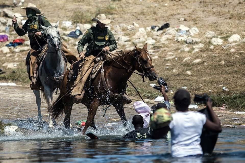Agentes a caballo de la patrulla fronteriza bloquean el fin de semana el paso de migrantes haitianos en Texas.