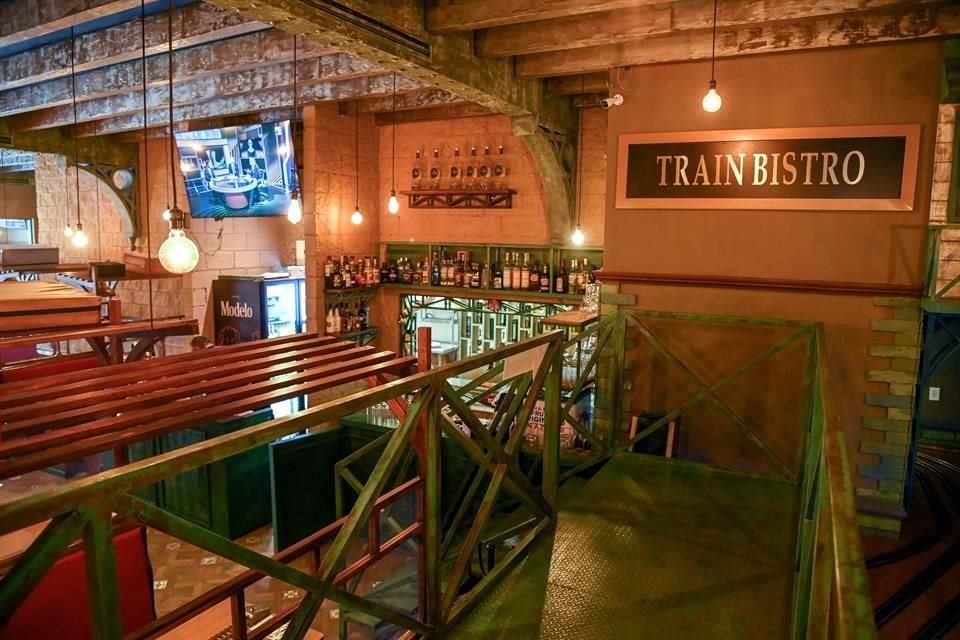 Train Bistro es el primer restaurante en México, creado para que los platillos te lleguen a tu mesa a bordo de pequeños trenes.