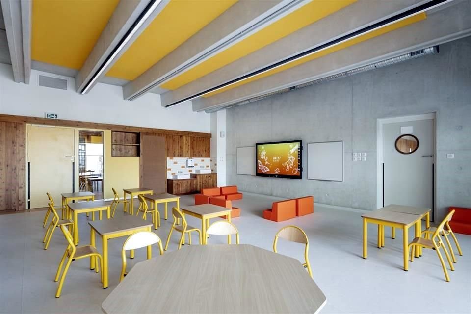 Los detalles interiores combinan la sobriedad del concreto y los muebles de color.