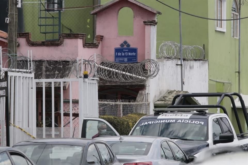 Un paquete explosivo estalló frente a una vivienda en fraccionamiento de Puebla, informaron autoridades; afirmaron no hay lesionados.