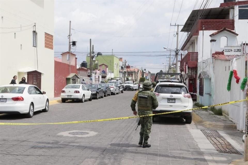 Un paquete explosivo estalló frente a una vivienda en fraccionamiento de Puebla, informaron autoridades; afirmaron no hay lesionados.