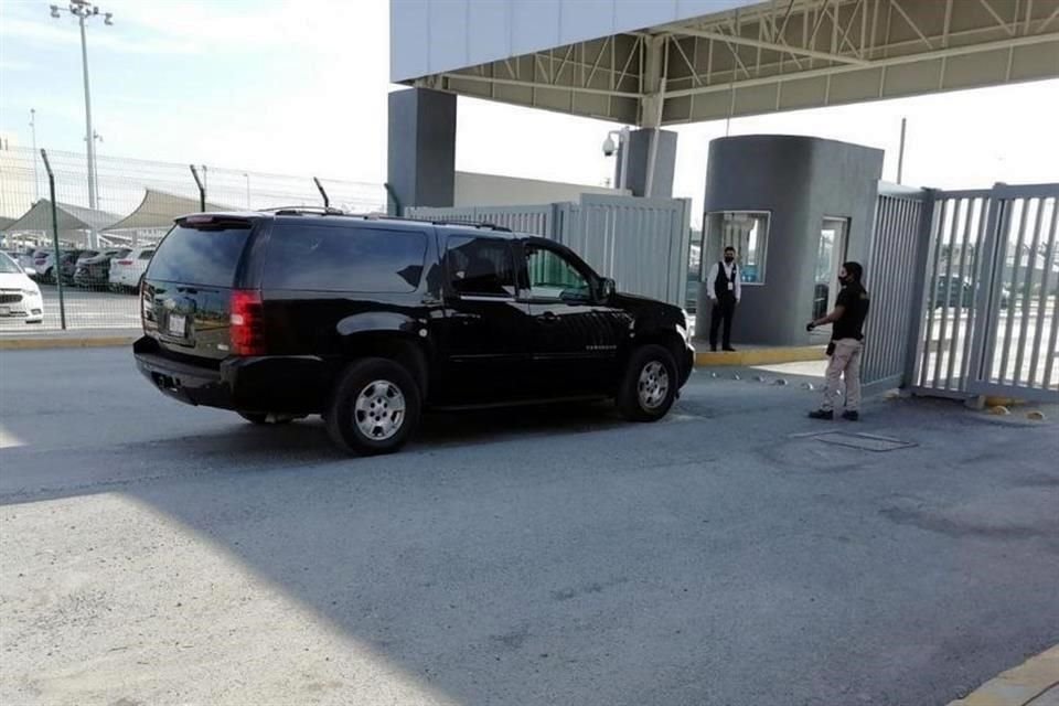 Llegan al Aeropuerto de Monterrey camionetas del convoy del Presidente.