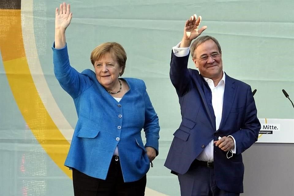 La Canciller Angela Merkel y el Gobernador Armin Laschet.
