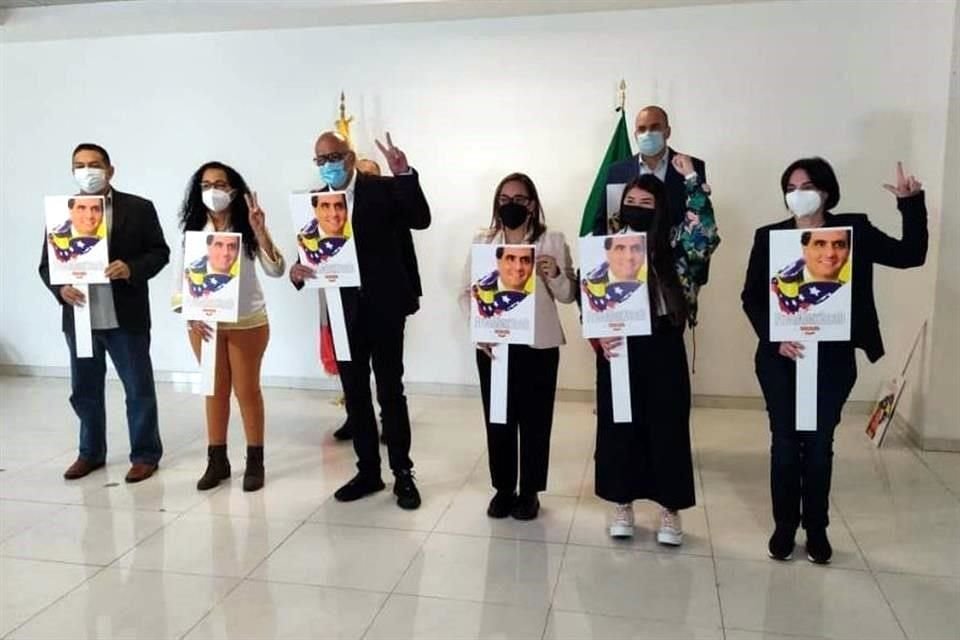 La delegación de Venezuela llegó a la Ciudad de México con imágenes de Alex Saab.
