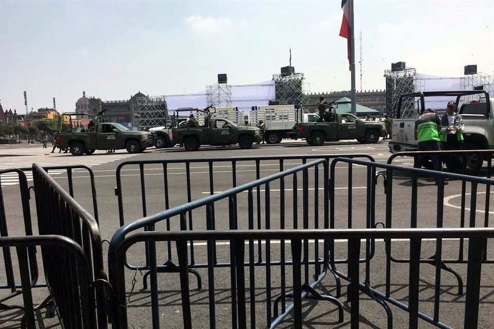 Este mediodía han pasado varios tráileres del Ejército, el cual acaba de tener además una exposición en el Zócalo.