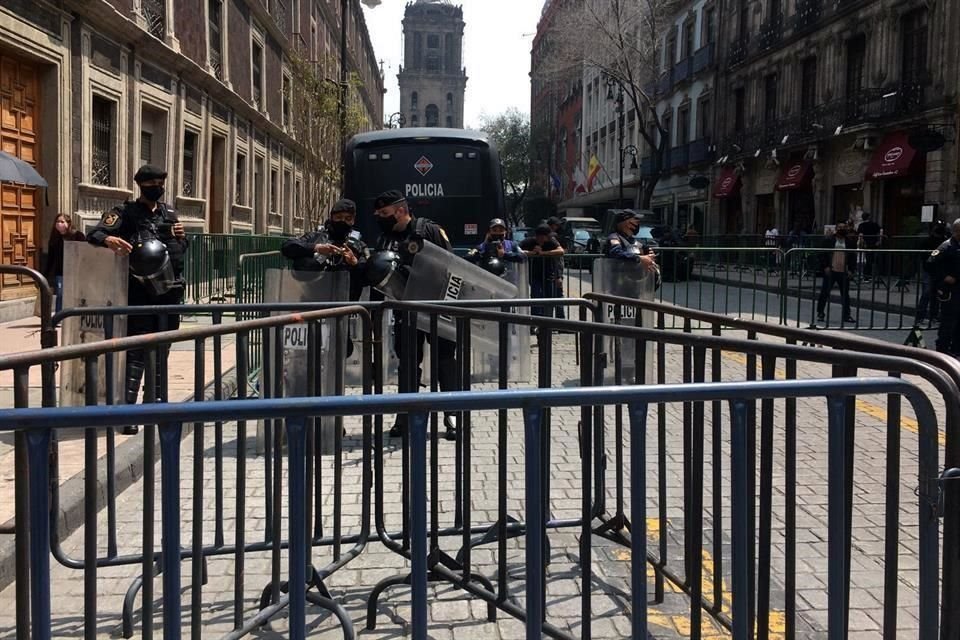 Sobre las primeras calles que salen del Zócalo se han colocado vallas verdes y más elementos de la Policía y, en algunos casos, como en Pino Suárez, se encuentran cubriendo tres cuadras.