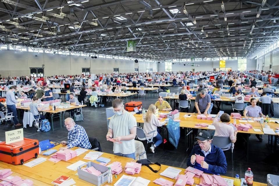 Trabajadores electorales en Alemania cuentan los votos emitidos de manera anticipada por correo.