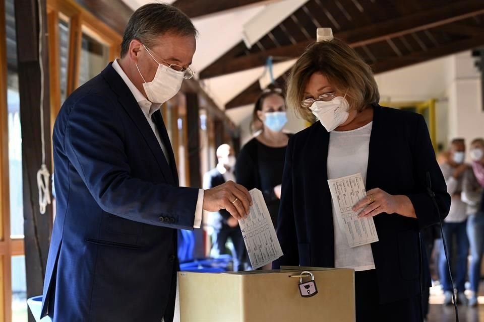 Armin Laschet y su esposa emiten su voto en Aachen, Alemania.