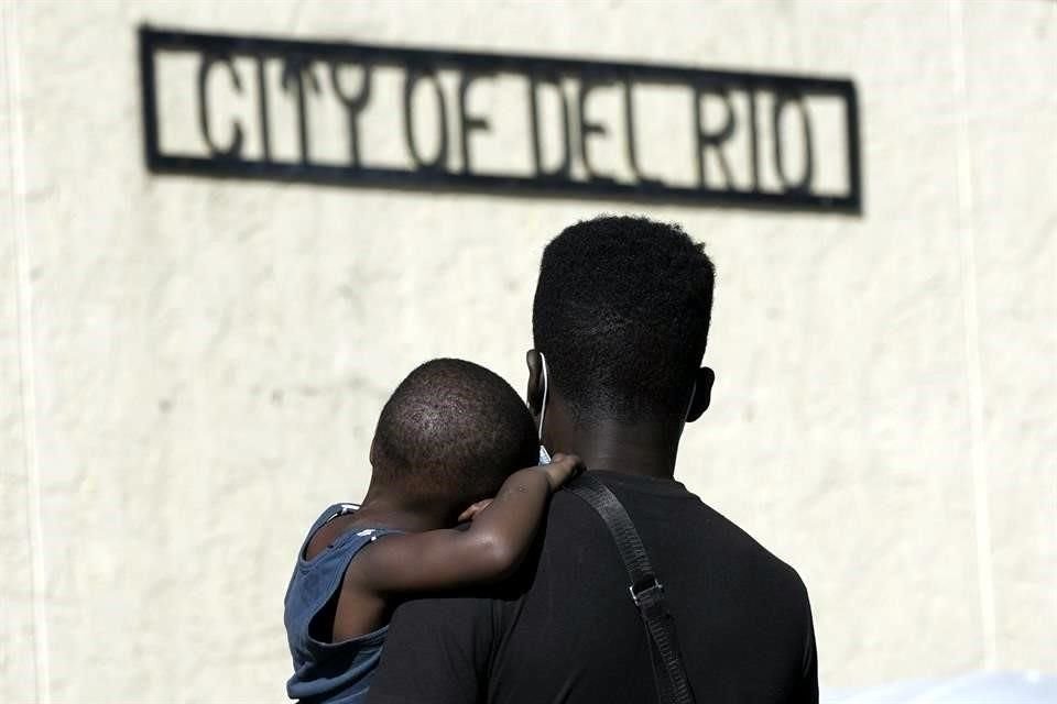 Un migrante haitiano en la ciudad de Del Río espera para tomar un autobús luego de ser liberado por las autoridades.